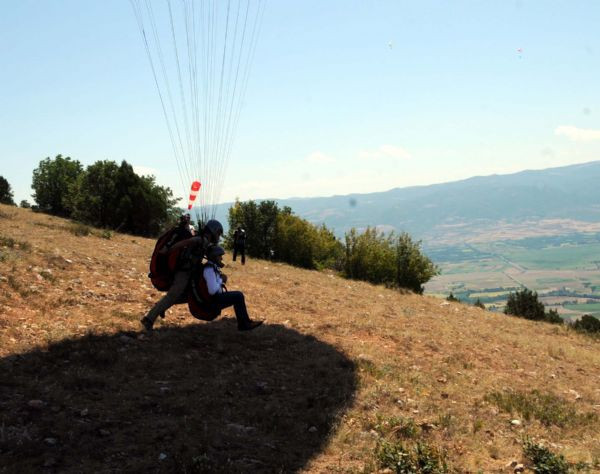 Vali yerlerde sürüklendi - Resim: 4