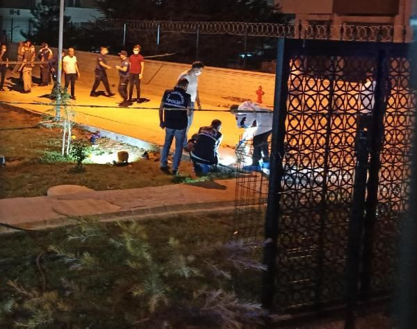 Ankara'da eski koca dehşeti! Site bahçesinde kanlar içinde bulundular - Resim: 1