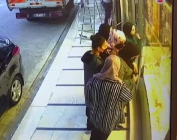 Fatih'te Suriye uyruklu kadının altınları çalındı! Etrafını sarmışlar! - Resim: 1