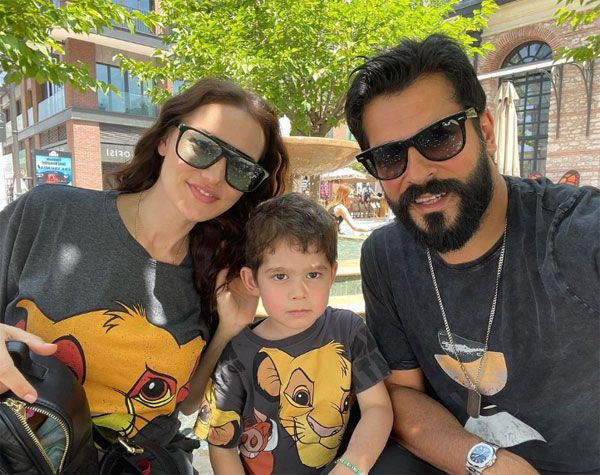 Burak Özçivit eşiyle bayram paylaşımı yaptı saçlarını görenler şok oldu! "Saçlar alev almış" - Resim: 3