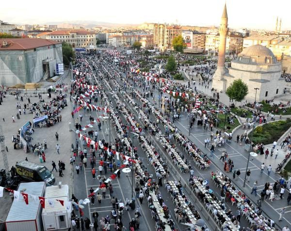 Binlerce kişi aynı sofrada - Resim: 4