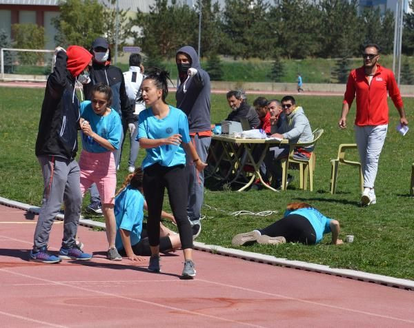 Peş peşe yere yığıldılar! Erzurum'da bayıltan sınavda şaşırtan anlar - Resim: 4