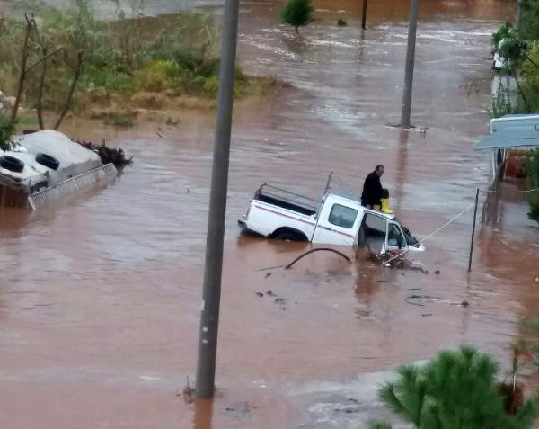 Geceden beri yağıyordu: Araçlar sele kapıldı! - Resim: 3