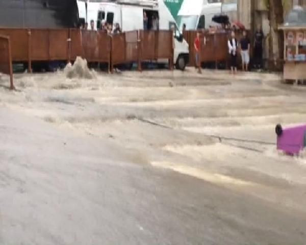 İstanbul'u sağanak vurdu ilk görüntüler inanılmaz - Resim: 1