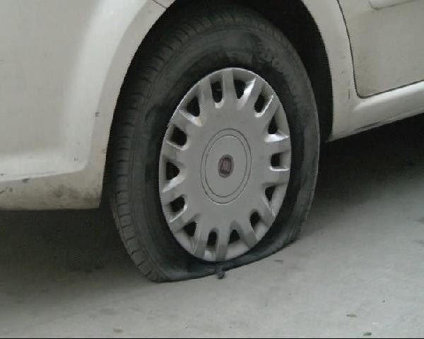 Lastiği patlatılan otomobilden 2 kilo altın çalındı! - Resim: 4