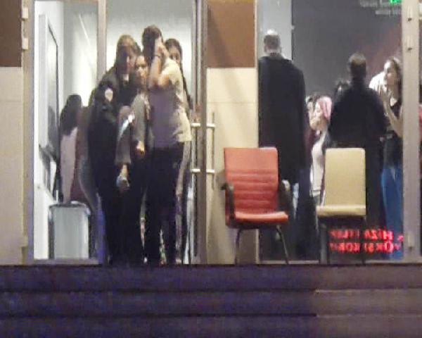 Kız yurdunda esrarengiz olay! Siyah giyimli kişi kızları uyandırıp... - Resim: 1