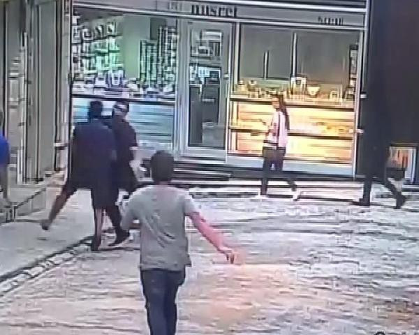 Polisten kaçarken profesyonel boksöre denk geldi! - Resim: 3