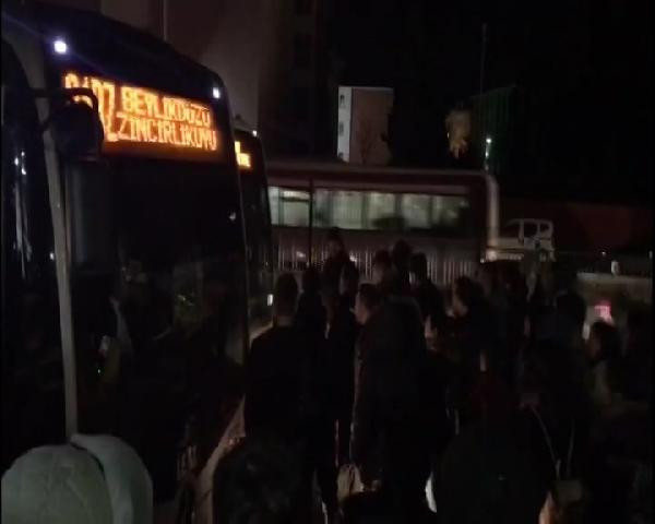 Metrobüste yoğunluk isyanı: Vatandaşlar yolu kapattı! - Resim: 1