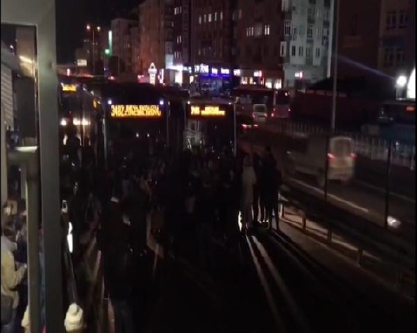 Metrobüste yoğunluk isyanı: Vatandaşlar yolu kapattı! - Resim: 2