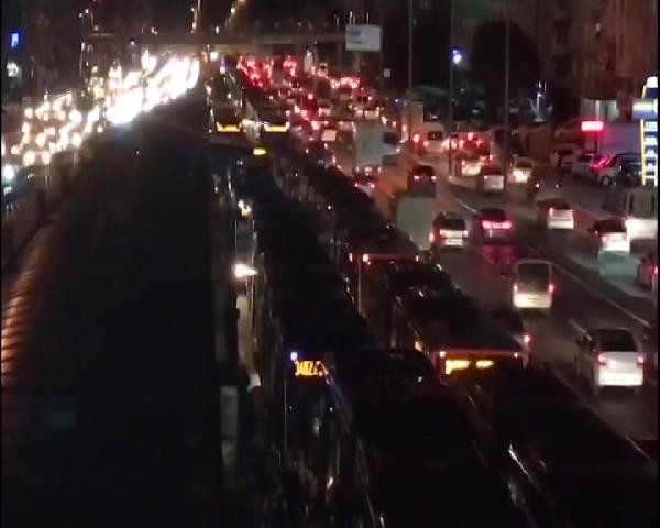 Metrobüste yoğunluk isyanı: Vatandaşlar yolu kapattı! - Resim: 3