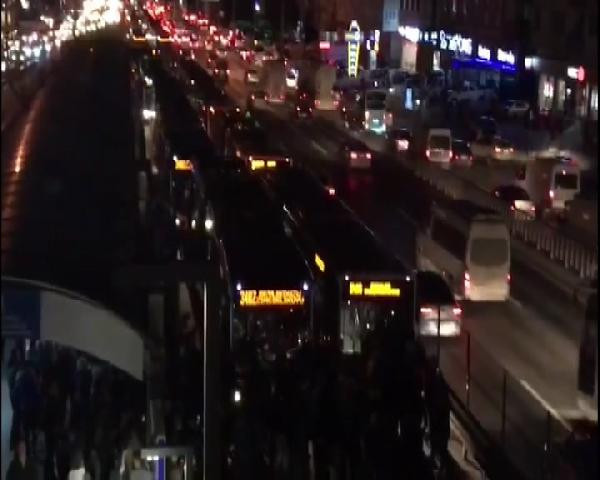 Metrobüste yoğunluk isyanı: Vatandaşlar yolu kapattı! - Resim: 4