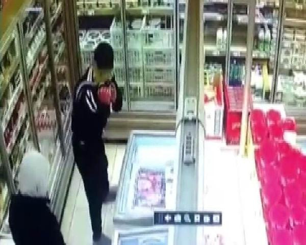 Dayağı abartınca ifşa oldu! Sevgilisiyle anlaşıp kendini soydurdu... - Resim: 1