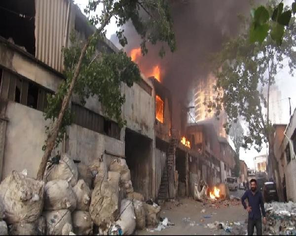 Akaryakıt istasyonu yakınında korkutan yangın! - Resim: 2