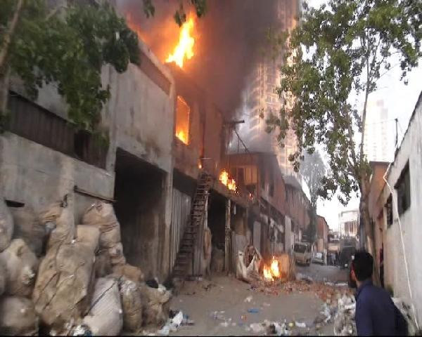 Akaryakıt istasyonu yakınında korkutan yangın! - Resim: 3