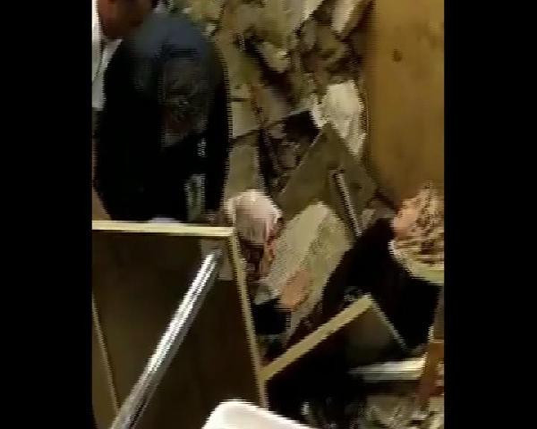 İftar sırasında dehşet anları! Zemin çöktü! - Resim: 2