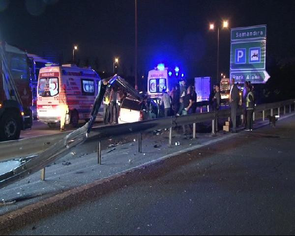 Otomobil yol kenarındaki bariyere ok gibi saplandı - Resim: 2