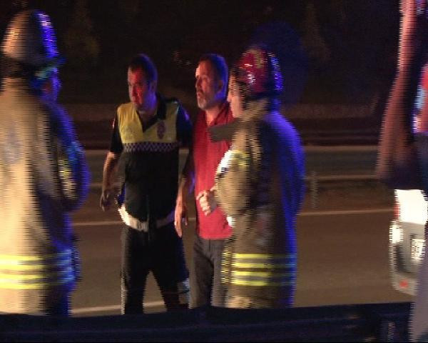 Otomobil yol kenarındaki bariyere ok gibi saplandı - Resim: 3