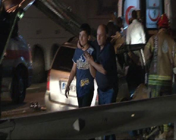 Otomobil yol kenarındaki bariyere ok gibi saplandı - Resim: 4