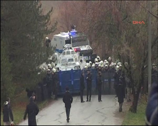 ODTÜ'de polis ve öğrenciler bir birine girdi! - Resim: 1