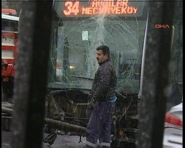 Metrobüs yoldan çıktı! - Resim: 2