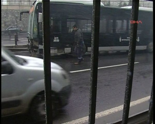 Metrobüs yoldan çıktı! - Resim: 4