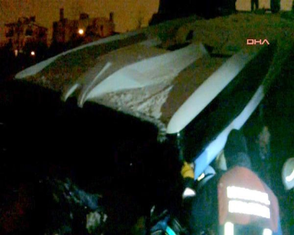 Halk otobüsü göle uçtu - Resim: 1