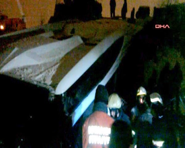 Halk otobüsü göle uçtu - Resim: 3