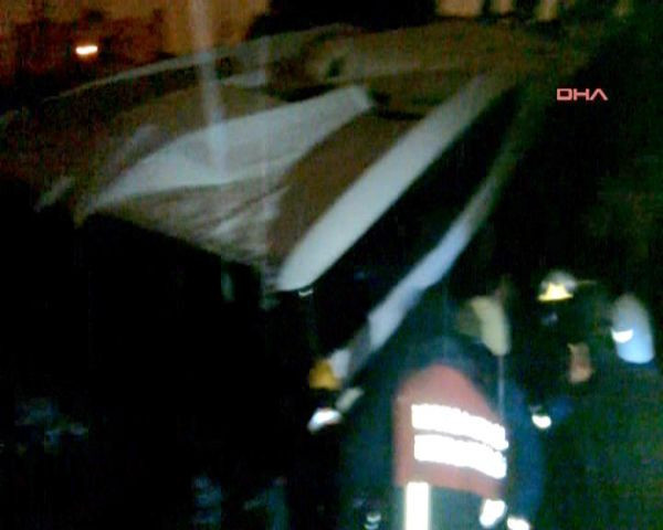 Halk otobüsü göle uçtu - Resim: 4