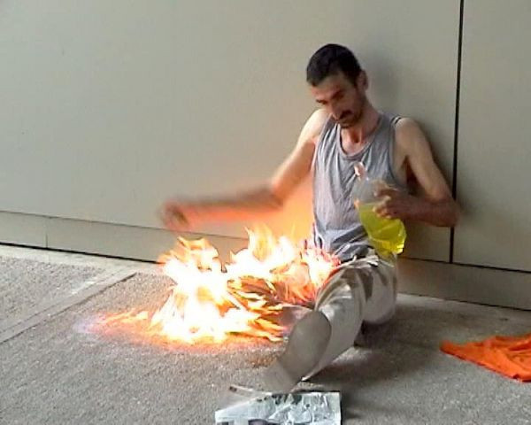 Belediye önünde kendini yaktı - Resim: 2