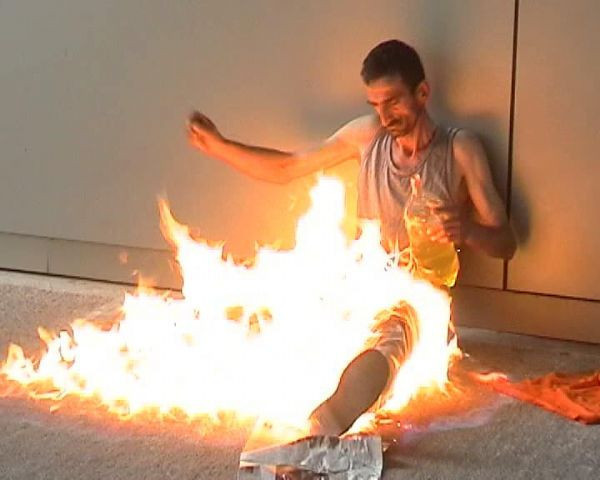 Belediye önünde kendini yaktı - Resim: 3