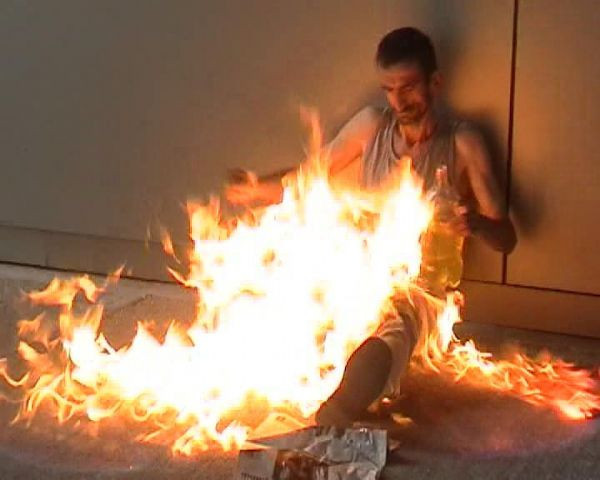 Belediye önünde kendini yaktı - Resim: 4