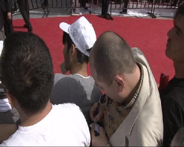 Kağıda sarılan bakanların peşine takıldı - Resim: 1