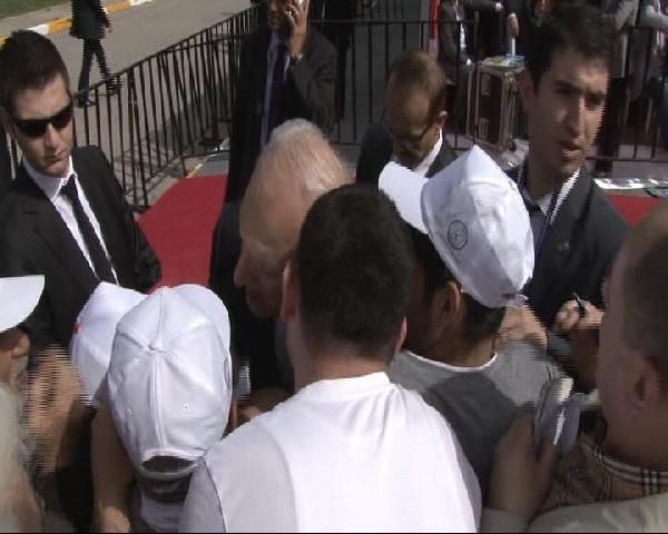 Kağıda sarılan bakanların peşine takıldı - Resim: 3