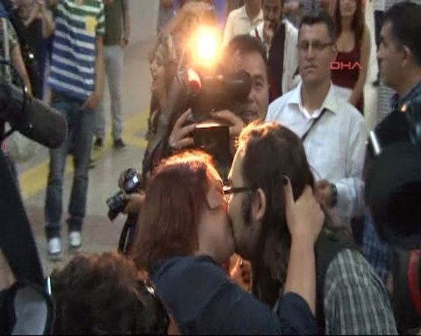 Metroda öpüşme eyleminde gerginlik - Resim: 2