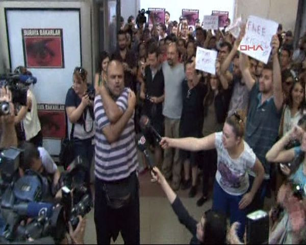 Metroda öpüşme eyleminde gerginlik - Resim: 4