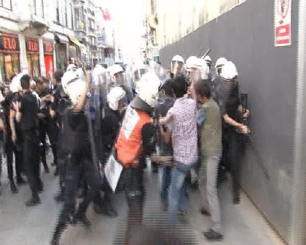 Polisten göstericilere çok sert müdahale - Resim: 2
