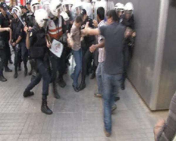 Polisten göstericilere çok sert müdahale - Resim: 3