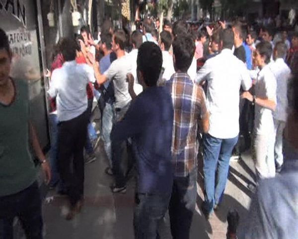 Alperenler'den eylemci kızlara saldırı - Resim: 4