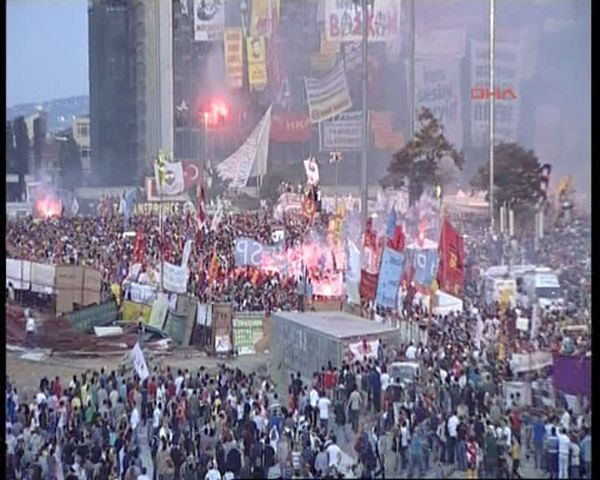 Taraftarlar Taksim'i kırmızıya boyadı - Resim: 2
