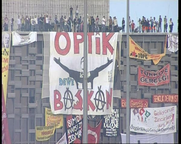 Taraftarlar Taksim'i kırmızıya boyadı - Resim: 3