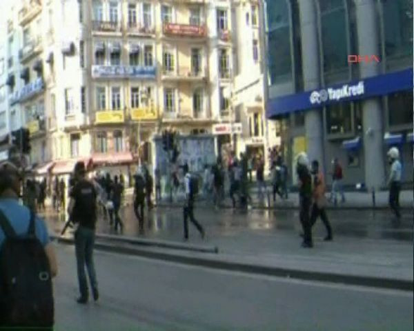 Taksim ve İstiklal'de polis müdahalesi - Resim: 3