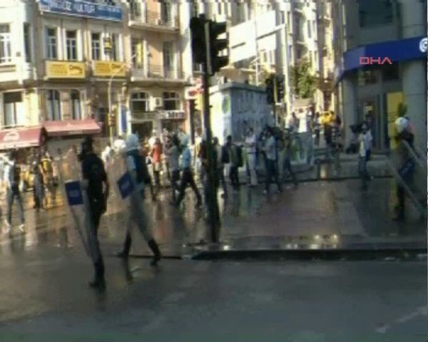 Taksim ve İstiklal'de polis müdahalesi - Resim: 4