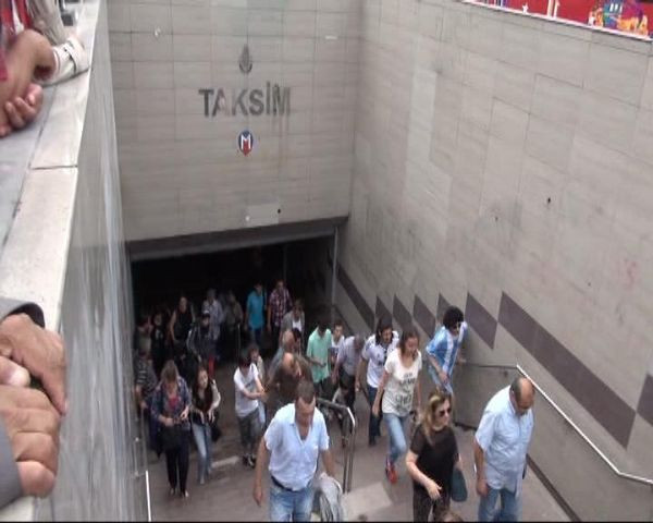 Taksim metrosuna giriş durduruldu! - Resim: 4