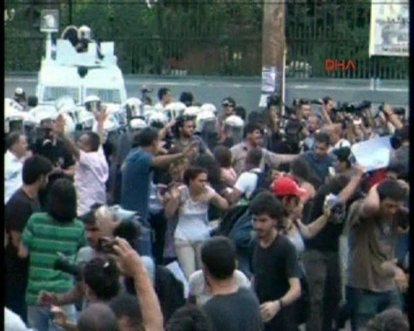 Galatarasay Lisesi önünde arbede - Resim: 1