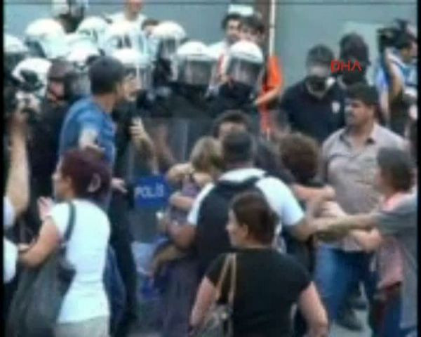 Galatarasay Lisesi önünde arbede - Resim: 2