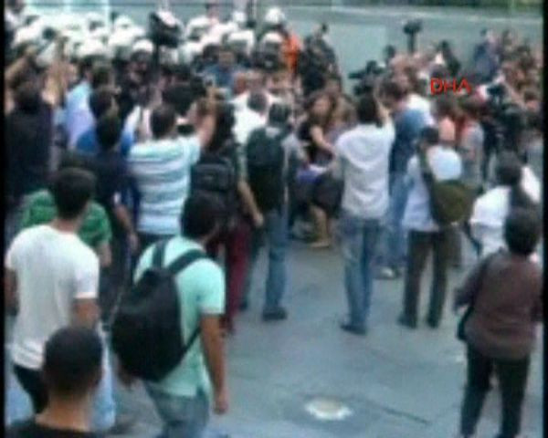 Galatarasay Lisesi önünde arbede - Resim: 3