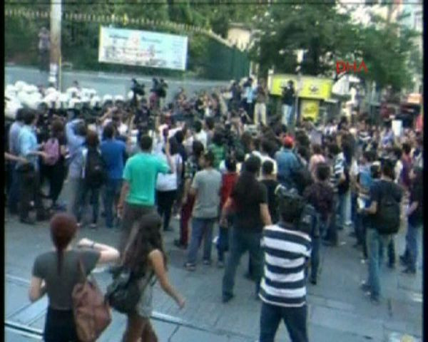 Galatarasay Lisesi önünde arbede - Resim: 4