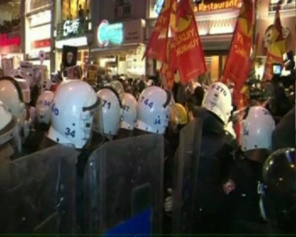 TOMA'ya karşı bedenini siper etti - Resim: 3