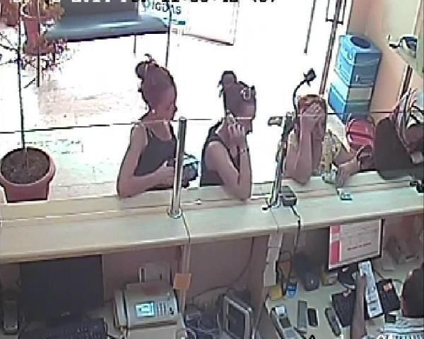 Soma parasını çalan kadınlar kamerada - Resim: 3