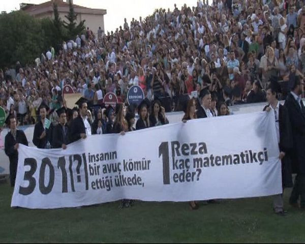 Mezuniyet törenine pankartlar damga vurdu - Resim: 1